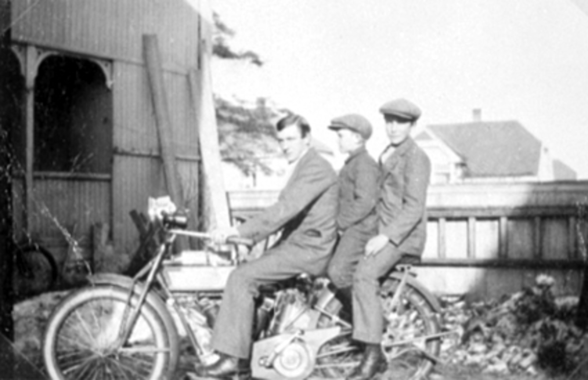 GRUPPE 3 MOTORSYKKEL, HARALD, PETTER OG ROBERT HAGEN, SKOLEGATA 53, HAGENSGÅRDEN. En Thor big twin modell U12 fra rundt 1918. 