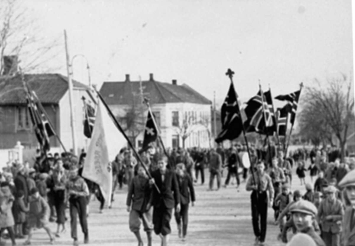 Postkort, Hamar, Kirkegata, Speidere i tog med fane opp kirkebakken, norske flagg, 
