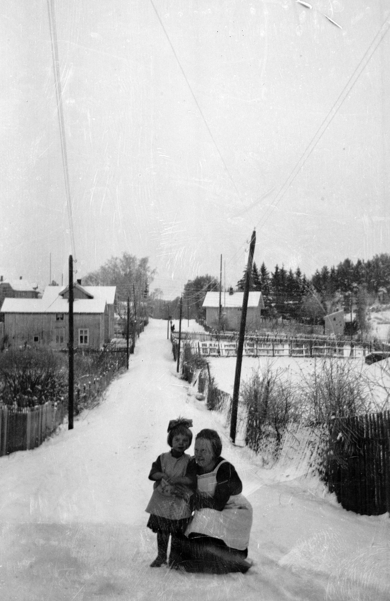 Petra Sæther med barnebarnet Elsa Synstad i Hakabekkvegen, Hamar,  ved Hoffstens gartneri, vinteren 1925. 
