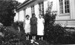 3 unge damer foran hovedbygning på Eik, Helgøya.