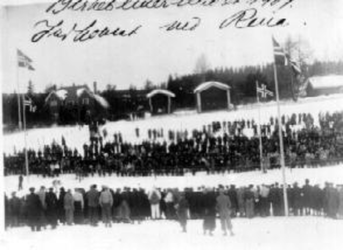 Innkomsten på Birkebeinerrennet i 1937 på Rena. Mye folk med flagg.