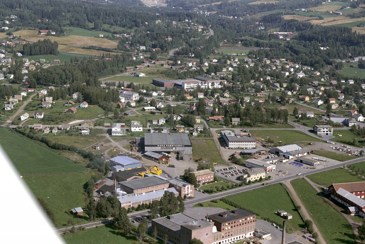 Flyfoto, industribebyggelse langs Ringsakervegen, bebyggelse på Veldresiden, Brumunddal, Ringsaker.