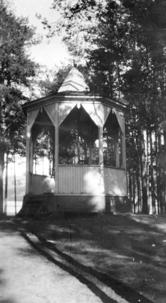 Musikkpaviljongen i Husebyparken i Brumunddal.