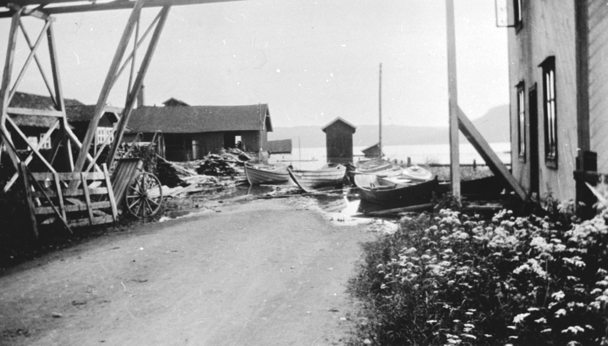 Flom i Mjøsa 1927. Nerkvern brenneri, Brumunddal. Hus under vann.