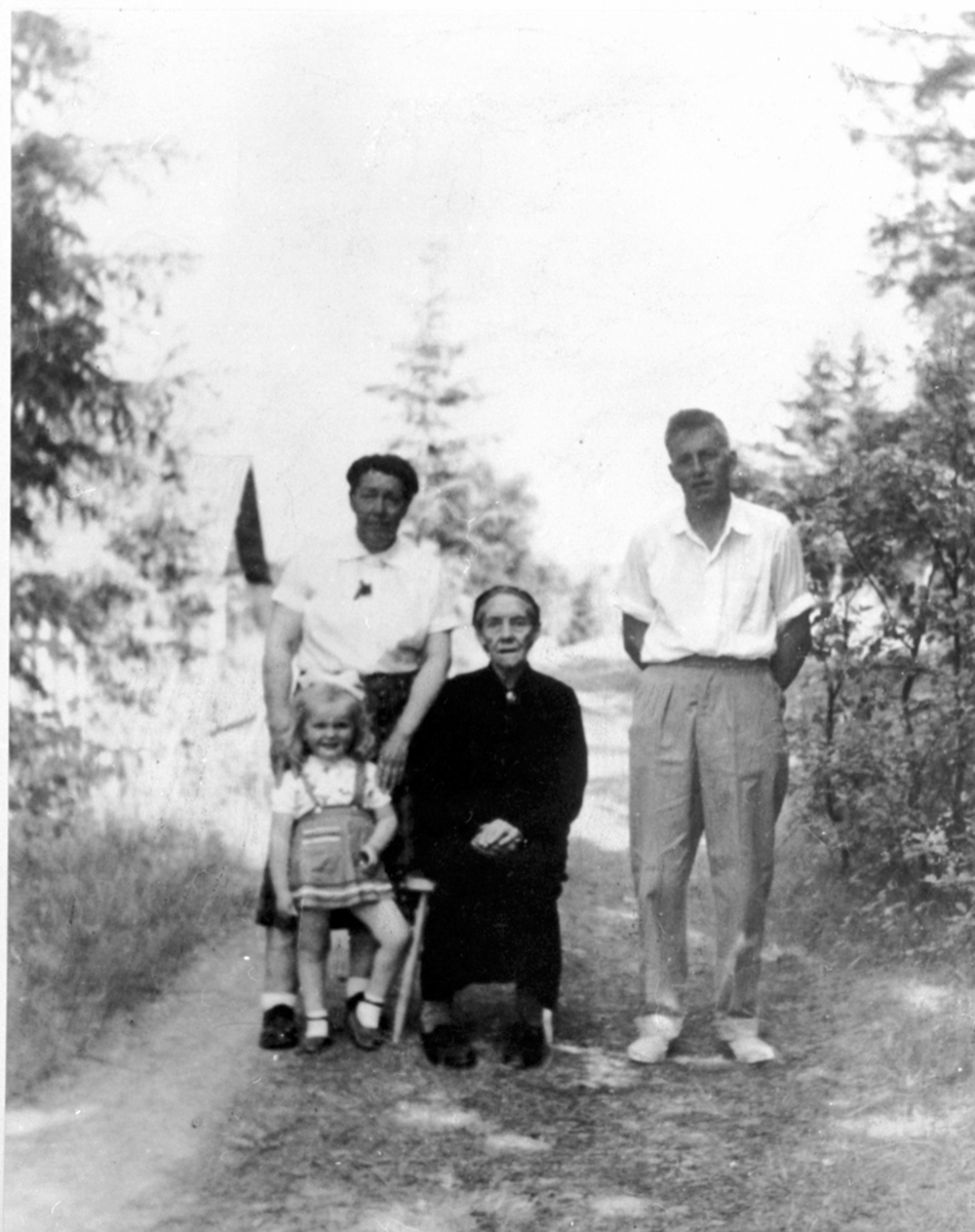 Julie Prøysen med datter Margit, barnebarn, Rolf Hagen og oldebarn Mary Kristine Hagen i Præstvegen, Rudshøgda, Ringsaker.