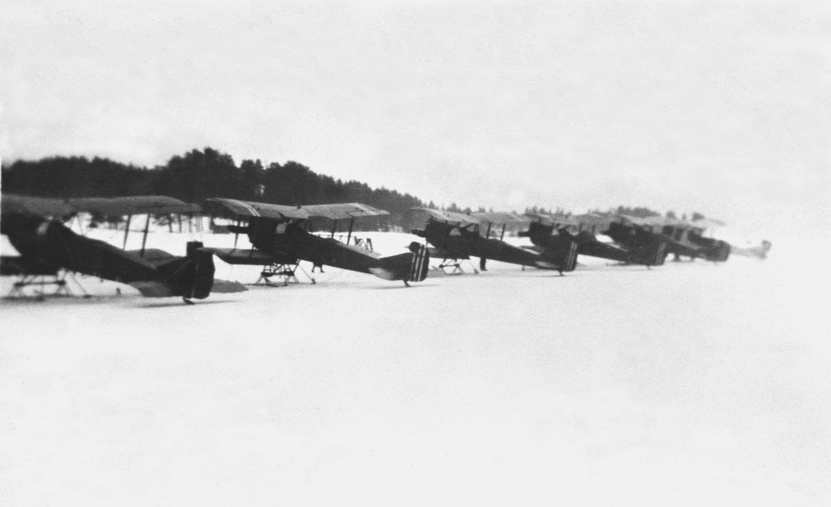 Sølvkaia, oppstillte fly, luftforsvarets militærøvelse på Mjøsisen ved Nerkvern, Brumunddal. Flyene er mest sannsynlig av typen: FF9 Kaje