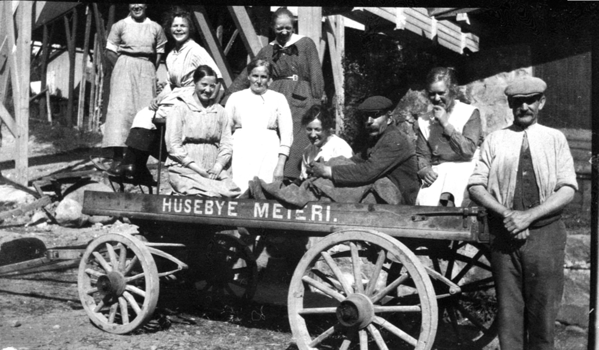 Melkekjerre med gruppe arbeidere på Huseby meieri, Brumunddal.