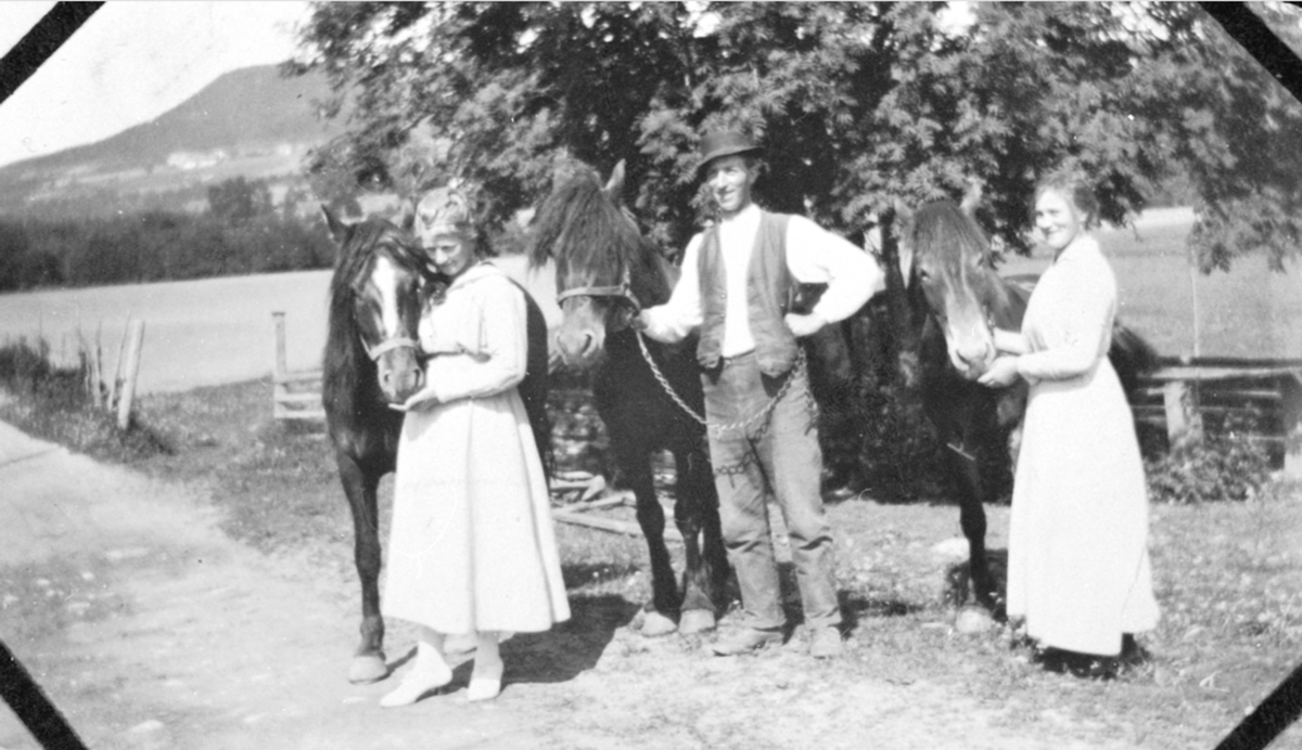 Tre personer med hester. Borghild Jemtland, Hans Stordahl, Agnethe Stordahl. Ånnerud, Brumunddal.