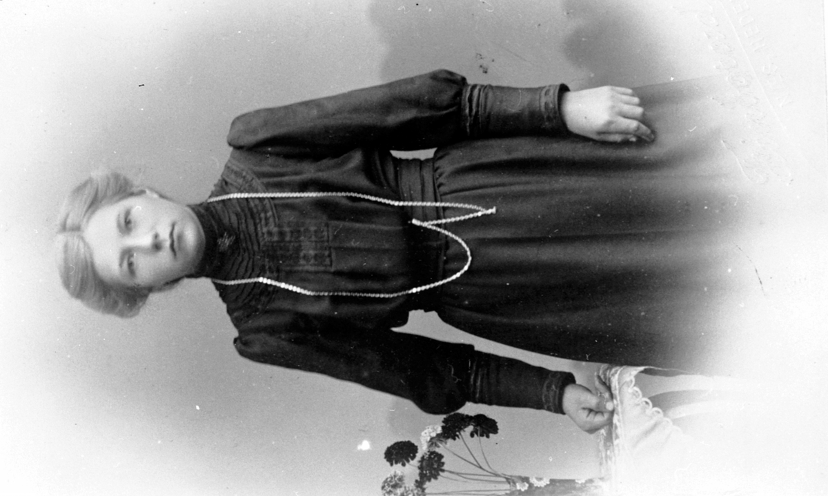 Konfirmant Karen Sofie Maurud f.1895 på Nedre Maurud, Helgøya.