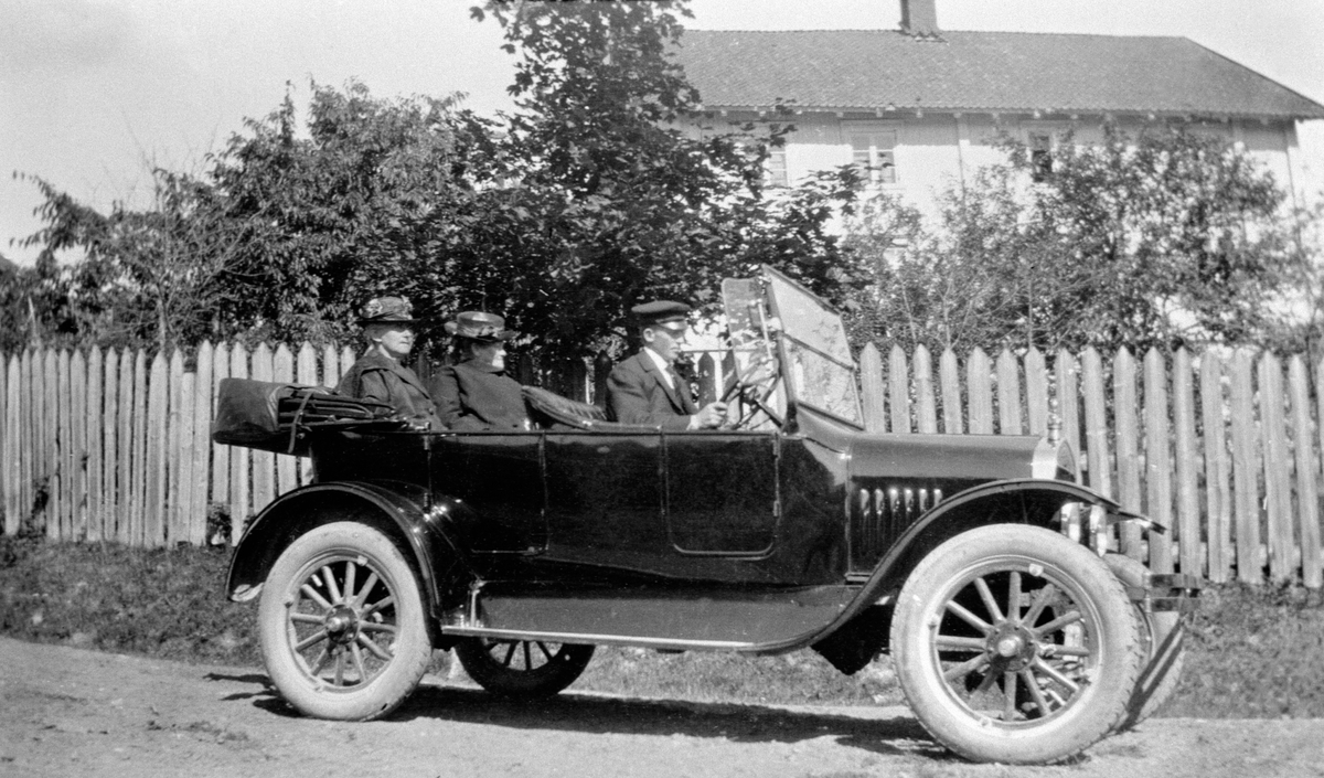 Bil med kalesjen nede. Ford T 1923-25, første bilen på Kolstad østre, Ringsaker. Sjåfør er Anders Haug. Bak er søstrene Eli Huse og Anna Kolstad.