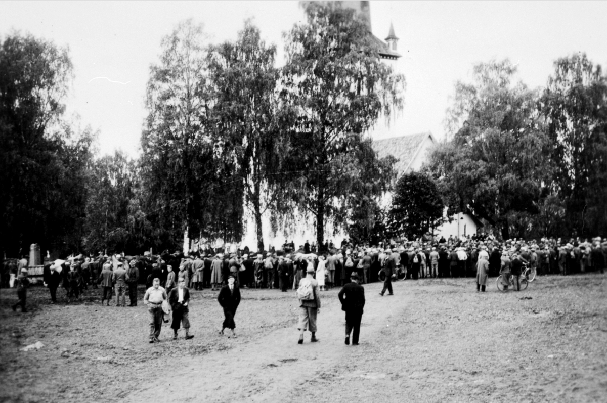 Tvangslevering av hester til tyskerne ved Ringsaker kirke. Mye folk. Tyske soldater.