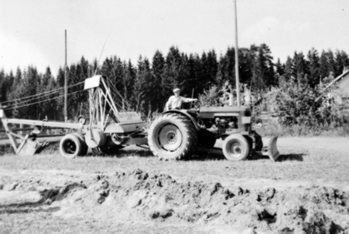 Ringsakerutstillingen i 1953. Landbruksutstilling som ble holdt ved Tingvang og ble besøkt av 14000 personer. Traktor med gravemaskin.