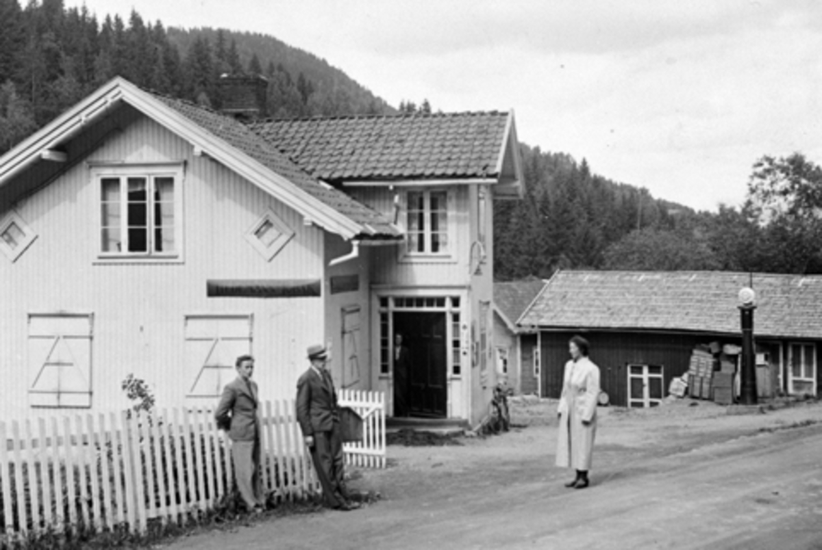Eksteriør, Dal Landhandel, Nes, Hedmark. Harald Johansen drev butikken 1913-1937, Dyre Sanner 1937-1975. Ukjente personer utenfor.