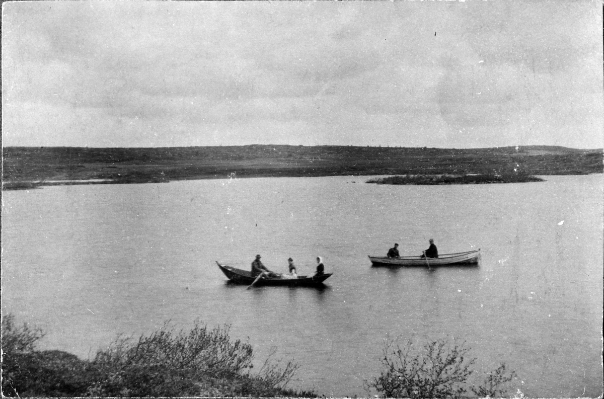 To robåter med folk på Øyungen, Ringsakerfjellet.