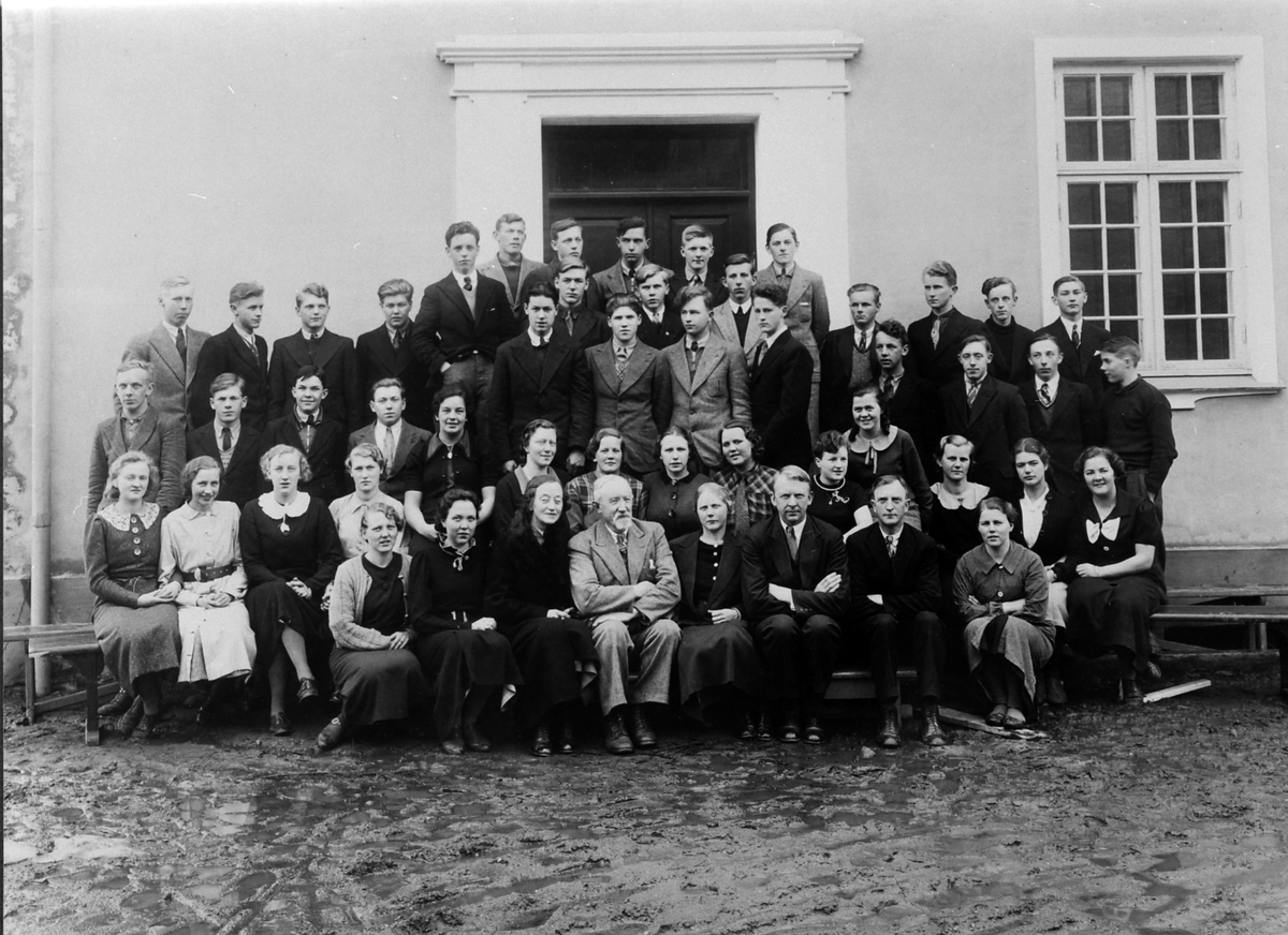 Ringsaker Fylkesskole, elever og lærere, 1936-1937.