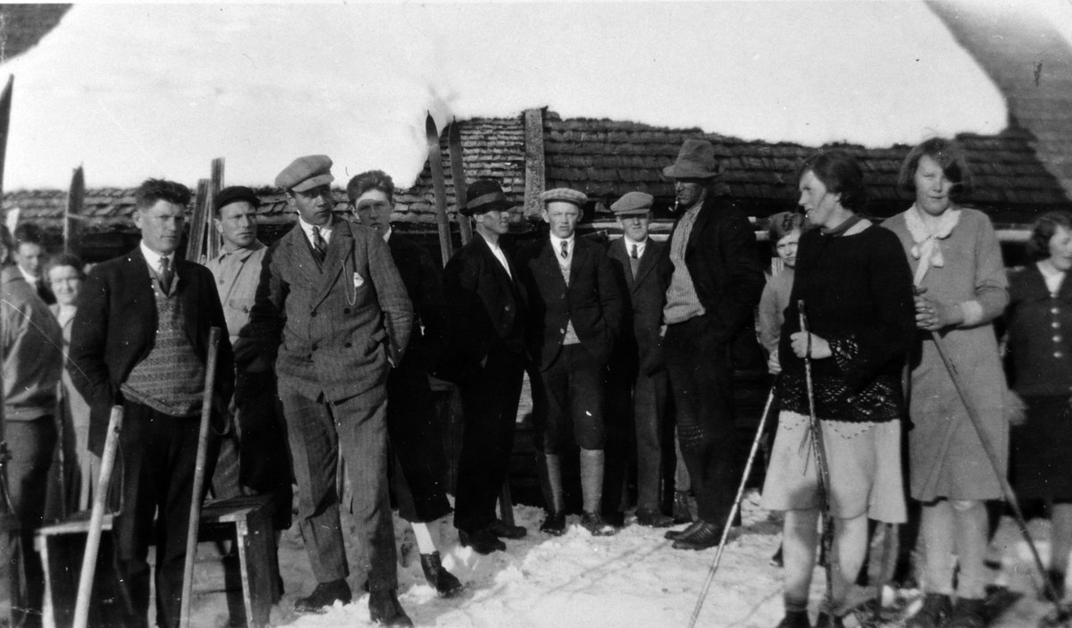 Gautsetra 1931. Fra venstre er Gønner Sigstad, ukjent, Ludv. Holmen, Hans Haugli, Asbjørn B. Torsæter, ukjent, Johs. Hemma, ukjent, Johannes Faråsen. Resten ukjent.