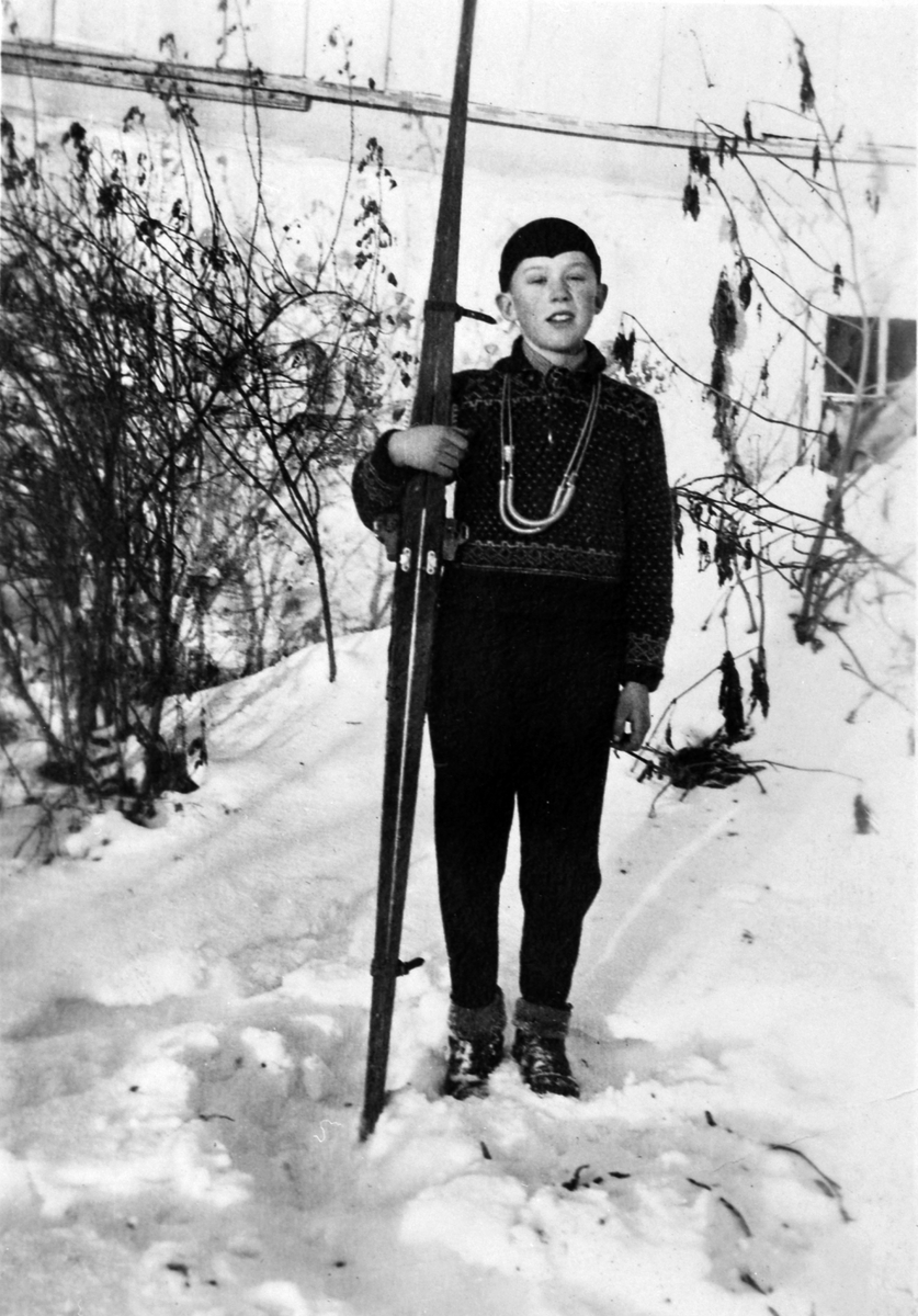Ole Storlien (F. 1928) klar for deltagelse i hopprenn med nye ski, Veldre, Ringsaker.