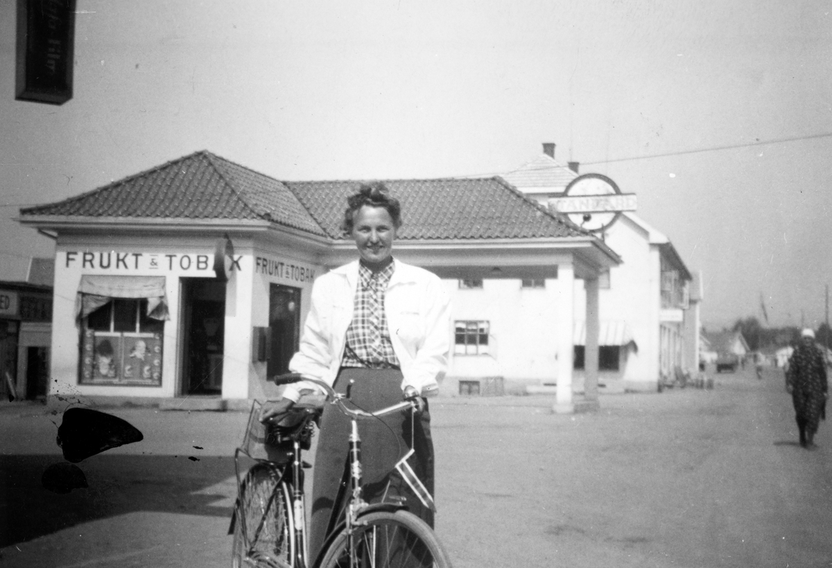 Ellen Faråsen med sykkel i Furnesvegen i Brumunddal i 1930-åra.