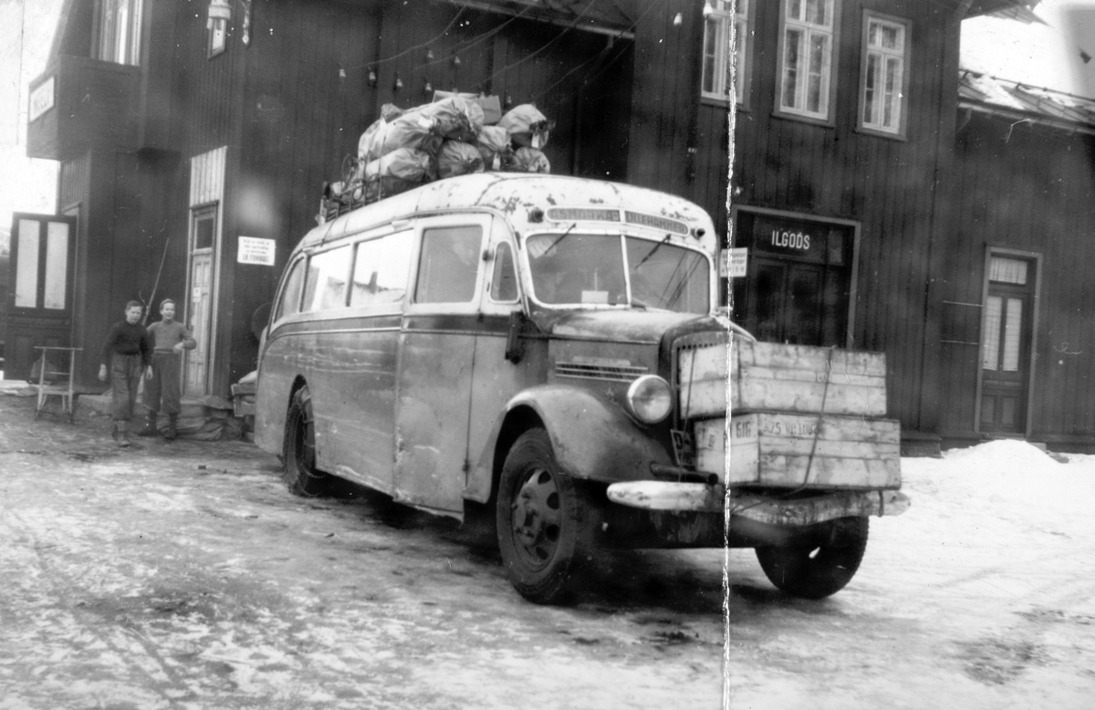 Buss, ved Moelv stasjon. "Reo Speed Wagon". På taket, sekker med knott. Gassgenerator. Bussen tilhørte Halvdan og Magne Bjerke og var en av få busser som gikk i rute under krigen.