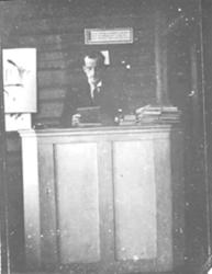 INTERIØR: ØSTÅS SKOLE, MIKKEL TOMTER VED KATETER, KLASSEROM