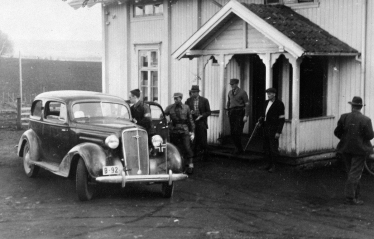 HJEMMESTYRKEN, ARRESTASJON AV OBERSTLØITNANT QVIST, BRYHNIHAUGEN SKOLE, FREDSDAGENE ETTER KRIGEN. 
Personbil Chevrolet D-92, 1935 modell.
