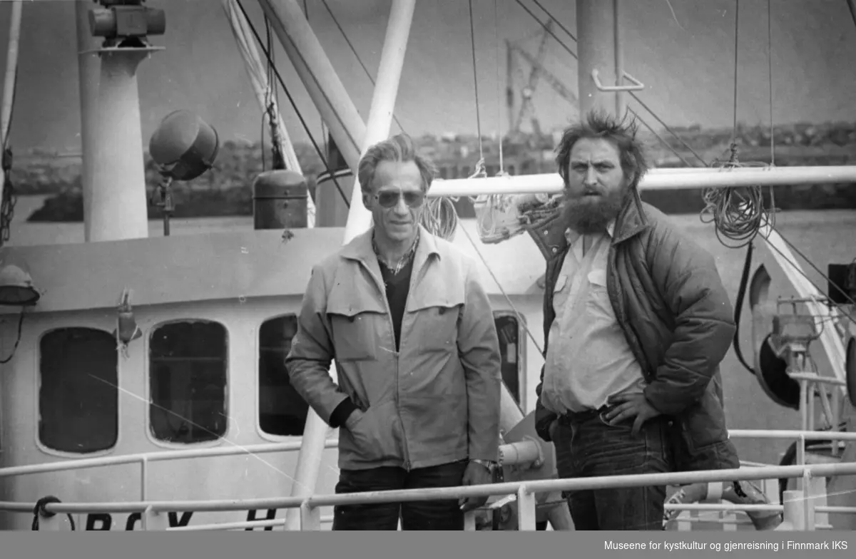 Roald Evensen og Trygg Lund på dekket på "Roy Halvard" Fotografert i forbindelse med en rekke foredrag og møter ang. fiskerikrise. 1984