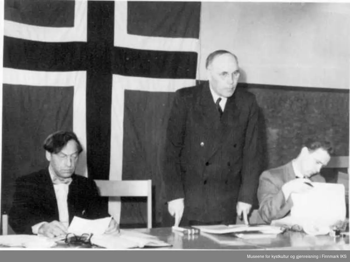 Ordfører Jentoft Jensen åpner fylkestinget i Berlevåg. Til venstre for han sitter fylkesordfører Dag Tønder. Ant. 1952