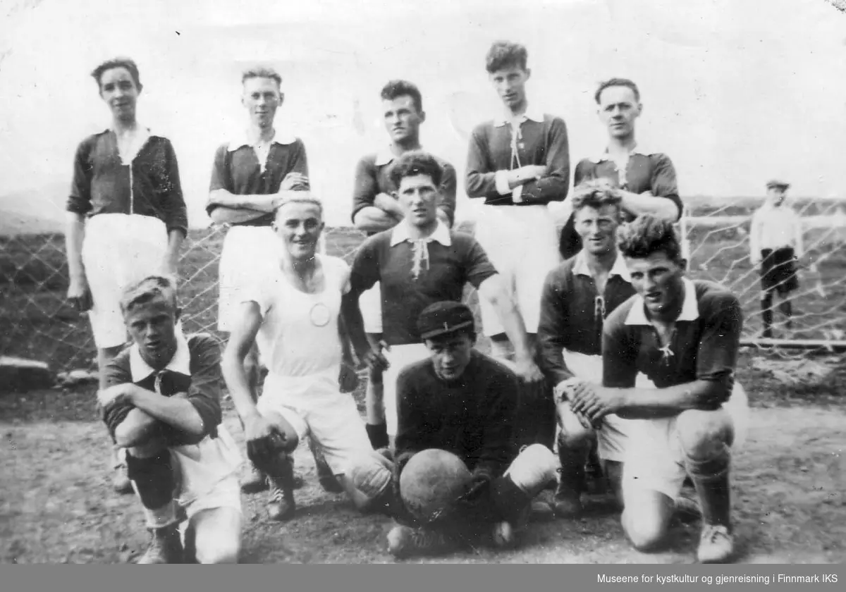 Berlevåg Fotballag på fotballbanen på Revnes, kretskamp, ant 1939.