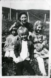 Aud Pedersen med barna Jorunn Mathisen, Ingebjørg og Ranveig
