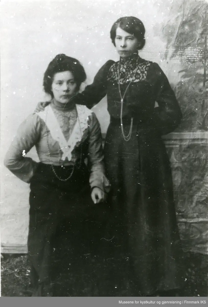 Portrett av to damer, kanskje söstre, ca. 1890