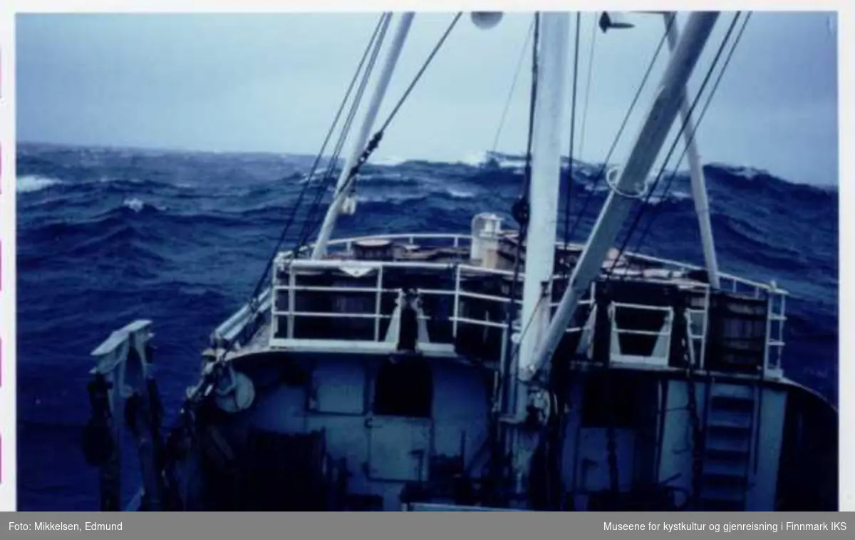 Fiskebåten "Johannes O" på sildefiske i Barentzhavet, mellom Norge og Jan Mayen 1967. Her ligger de og rir av stormen.