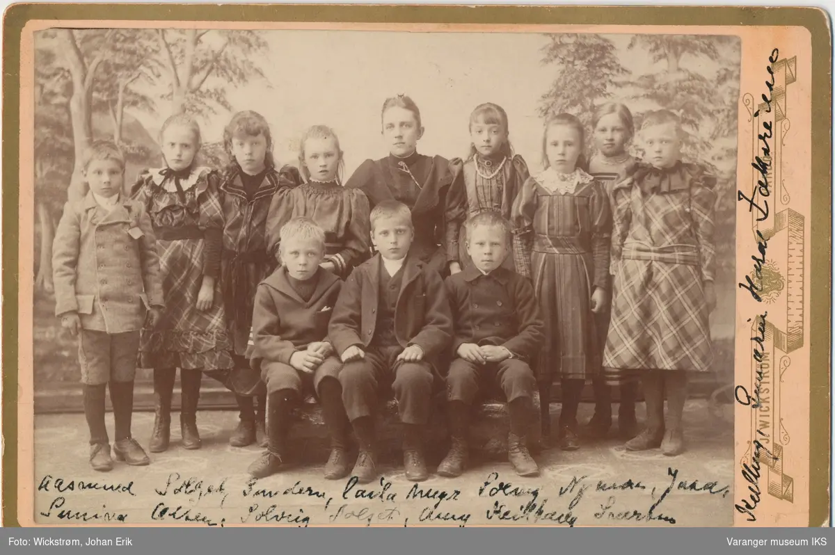 Josefine Gundersen med sin skoleklasse, ca. 1894