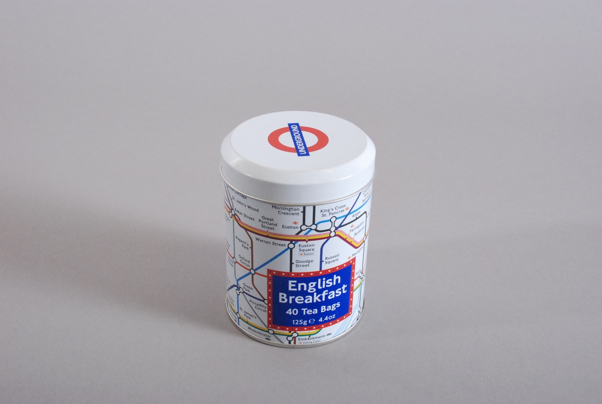 Subway-kart London med teksten "English Breakfast 40 Tea Bags" i hvitt på blå bunn.