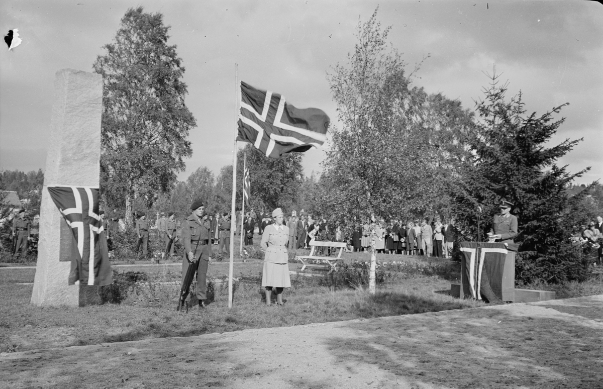Avdukning av minnebauta på kirkegården i Elverum