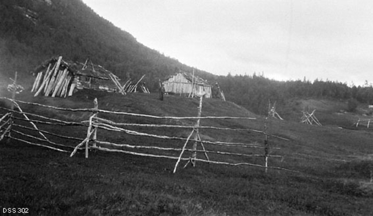 Gardstunet på eiendommen Østerli i Balsfjord i Troms, fotografert i 1913.  Bildet er tatt fra et eng- eller vollareal med ei rajehesje uten høy i forgrunnen.  På bakkekammen ovenfor lå to trehus, hvorav det ene (til venstre) var et laftet våningshus i en etasje.  Det hadde torvtekket saltak med et jernrør fra en ovn i stuerommet.  En god del trevirke, antakelig ukappet ved, var reist mot gavlveggen.  Til høyre for våningshuset sto en bordkledd bygning (muligens en skjelterverkskonstruksjon), muligens ei løe.  Bak den igjen skimtes gavlen på en tredje bygning, antakelig et fjøs.  Det kan også se ut til å være i torvgamme i tunet, mellom og litt bakenfor de to førstnevnte bygningene.  En mann gikk fra tunet mot fotografen da dette bildet ble tatt. 

Østerli ble skyldsatt, sammen med en del andre rydningsbruk i Storskog-allmenningen, i 1851.  På dette tidspunktet var det Moursund-familien som eide den store skogeiendommen, og en kar ved navn Torger Olsen som brukte Østerli.  I 1892 kjøpte staten Storskog-allmenningen med blant annet Østerli.  I 1900 ble bruket bortforpaktet til Jacob Jacobsen Olsrud mot en årsavgift på 15 kroner.  Forpakteren skulle ha rett til krøtterhamn i statens skog, og ti å ta tørrtrær og vindfall som brensel.  I 1906 ble det holdt ny skyldsettingsforretning på Østerli.  Grensene ble oppgått på nytt, og ressursgrunnlaget ble vurdert med sikte på en ny skattetakst.  Vinteren 1909 ble eiendommen solgt til Nils A. Henriksen for 350 kroner.  Han ble dermed den første sjøleieren på dette bruket, fire år før fotografiet ble tatt.  Avskrifter av dokumentkildene til ovenstående eiendomshistoriske informasjon er gjengitt under fanen «Andre opplysninger». 