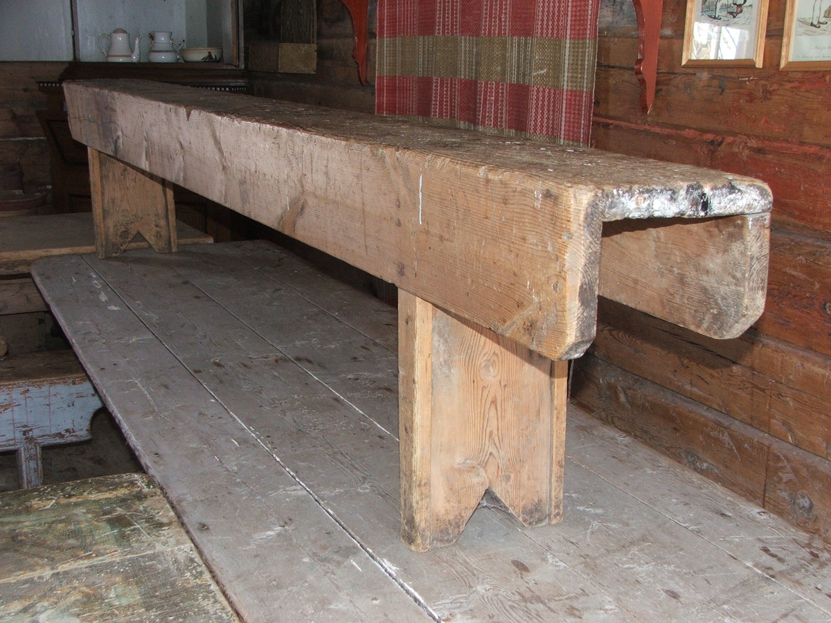En langbenk med kantbord på hver side