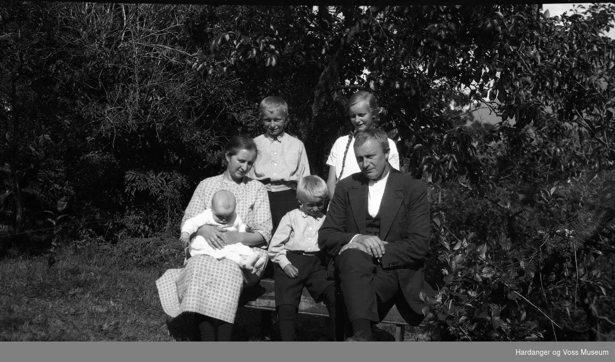 Familiebilete, Synneva og Isak B. Aga med 4 born