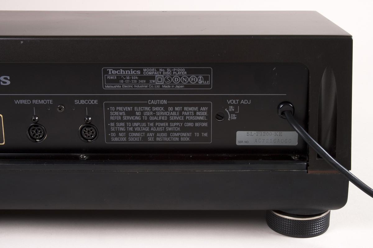 Tokanals stereo CD-spiller med signal-støy-forhold (SNR) 106dB+, dynamisk vidde 96dB+ og samplingsfrekvens 44.1 kHz (16-bit). Spilleren har 27 knotter på panelet for valgfunksjoner (pluss fjernkontroll), inkludert trinnløs bryter for spor- og tidsjustering. Maskinen har metalkasse og bordstøtter. Vekt på hele 14,5 kg.