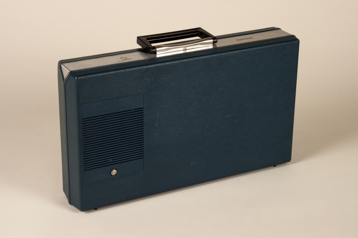Platespiller i kabinett med integrert forsterker og høyttaler. Avspillingshastighet 45 rpm. Høyttaler fastmontert på siden av kabinettet. Platespilleren kan slås inn i kabinettet. Batteri- eller nettdrevet.
