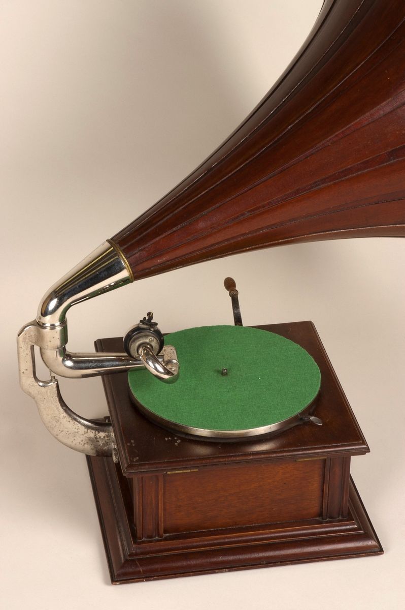 Mekanisk grammofon med sveiv og trakt.