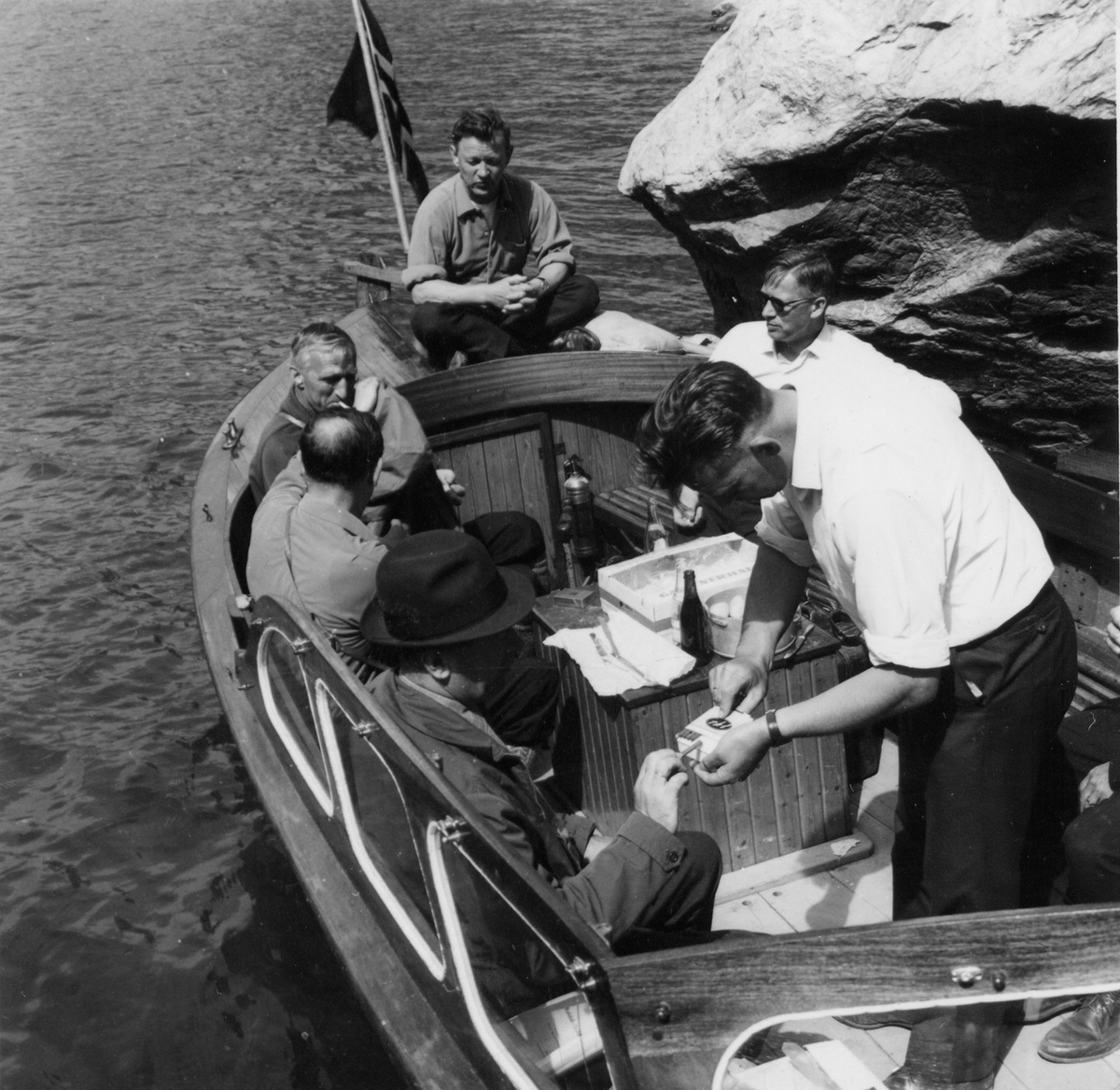Sigurd Aalefjær og Bjerkebo frå vassdragsvesenet i båt på veg til Ringedalsfossen.