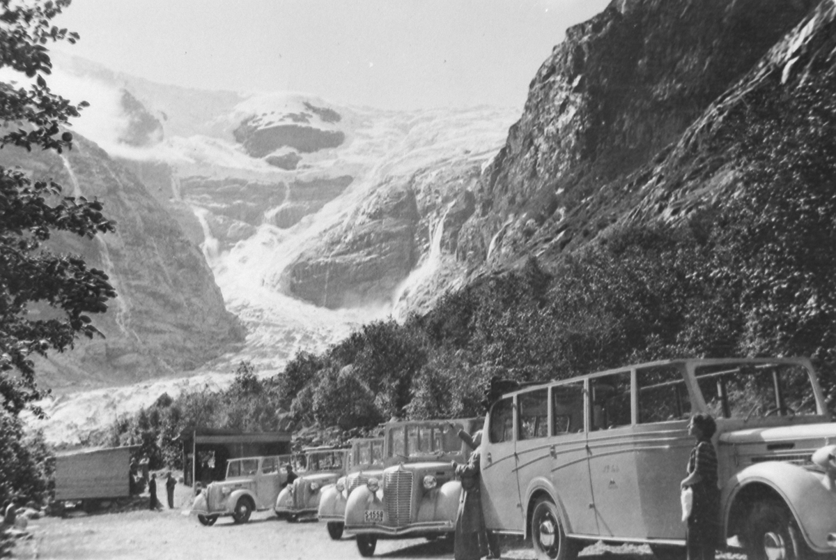 Turistbusser foran fjelllandskap (kopi)