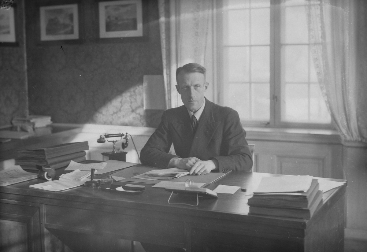 Advokat og fylkesmann Otto Grundtvig på sitt kontor