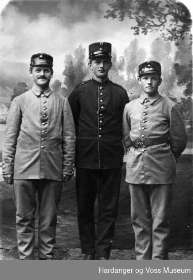 tre menn i uniformar