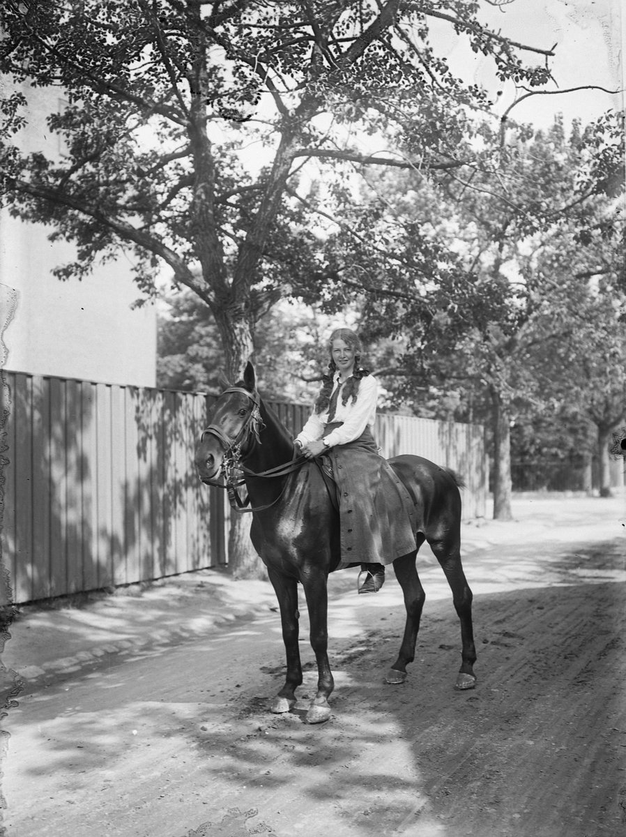 Frk Multha Maria Kos, russisk rytteske på gjennomreise, med sin hest kalt Polo