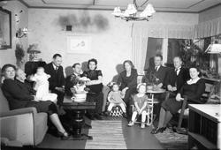 Interiør, stue. Barnedåp. Familiegruppe. Dåpsselskap hos Hau