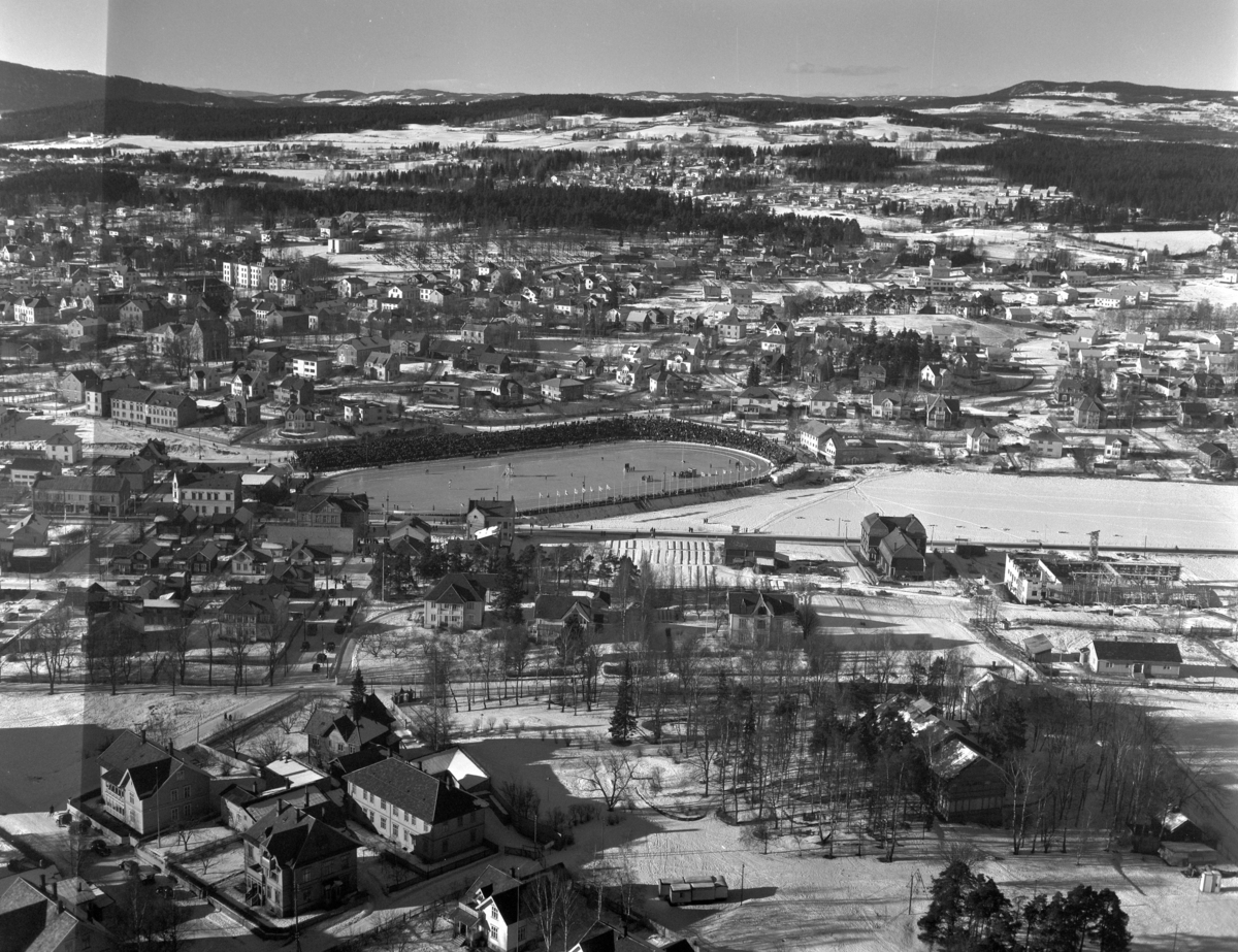 Hamar, flyfoto. Bebyggelsen rundt Hamar Stadion, skøyteløp, Europamesterskapet, EM på skøyter i 1948. Parkgata, Vangsvegen, Holset, Rollsløkka. Foto Normann. 