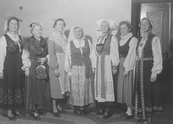 Bunadskledde kvinner på Bondeheimen under Husmormøtet