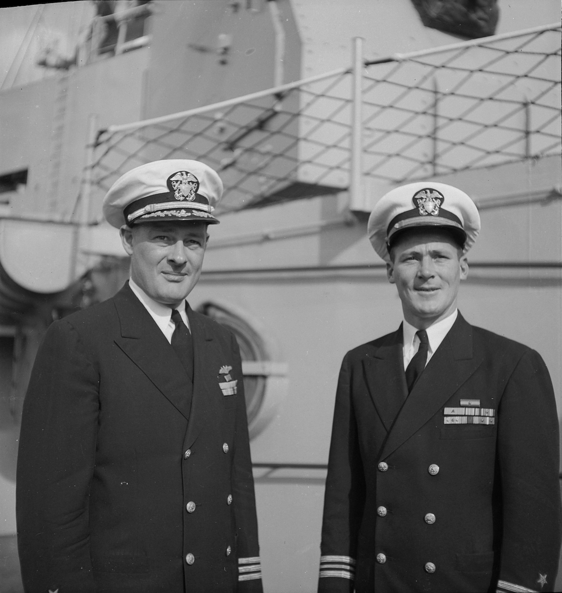 Amerikansk flåtebesøk i Trondheim. skipssjefene, Commander Thomas F. Howe (USS Leary) til venstre og Leutenant Commander H.B.Sanders