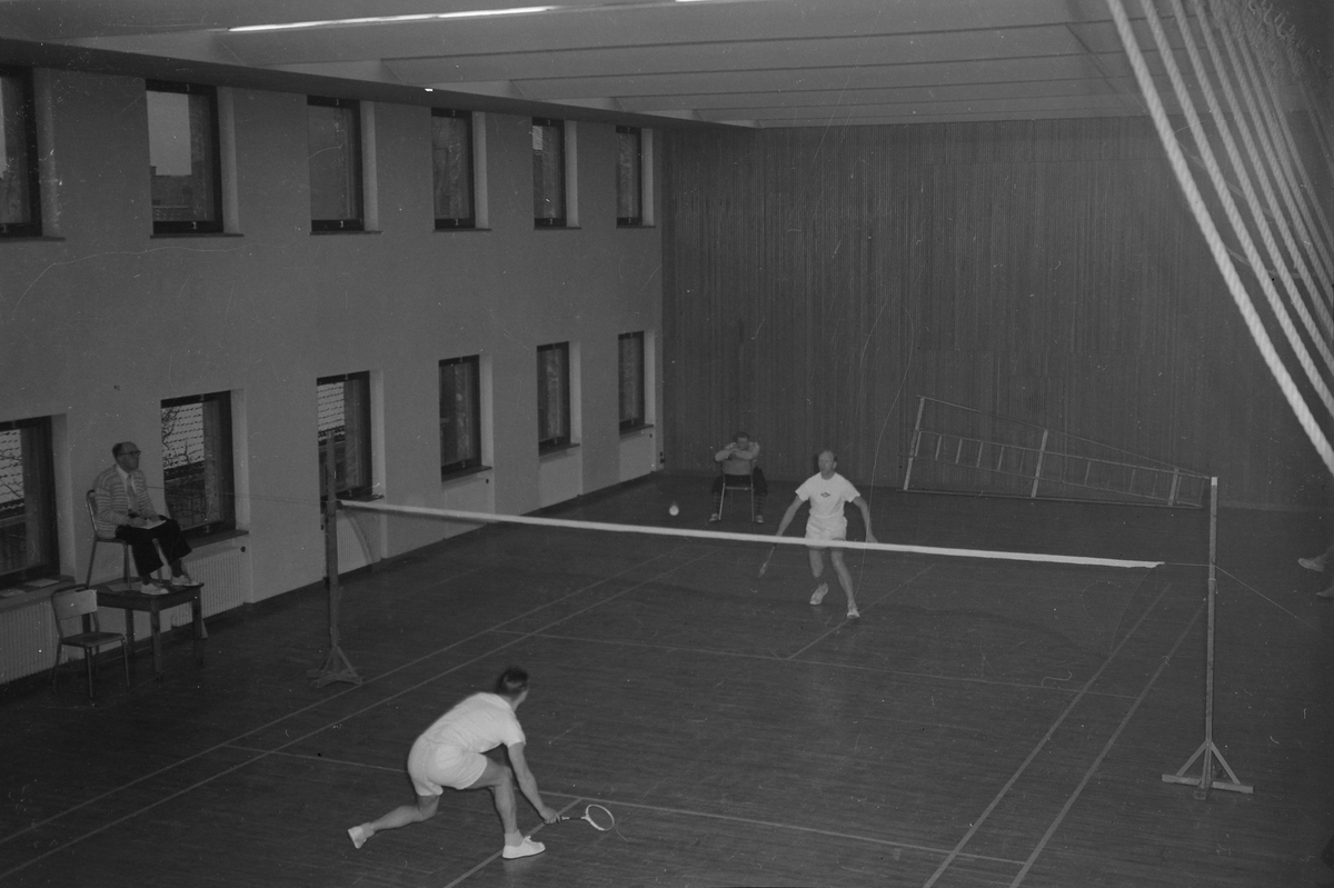 Badmintonkamper i gymnastikksalen på brannstasjonen